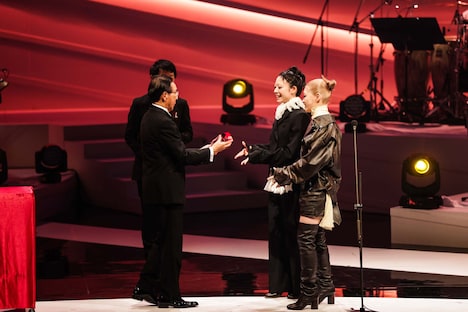 「最優秀国内オルタナティブアーティスト賞」「最優秀国内オルタナティブ楽曲賞」を受賞した羊文学。©CEIPA / MUSIC AWARDS JAPAN2025