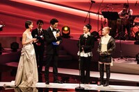 羊文学は「最優秀国内オルタナティブアーティスト賞」「最優秀国内オルタナティブ楽曲賞」の2冠を達成。©CEIPA / MUSIC AWARDS JAPAN2025