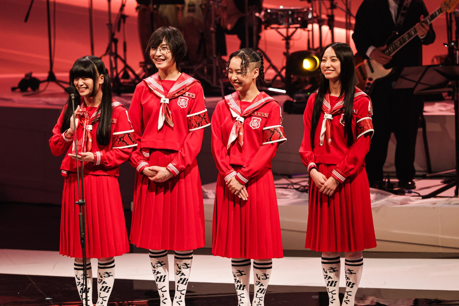 「最優秀国内ダンスポップアーティスト賞」「最優秀ダンスパフォーマンス賞」の2冠を達成した新しい学校のリーダーズ。©CEIPA / MUSIC AWARDS JAPAN2025