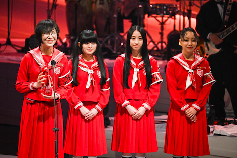 「最優秀国内ダンスポップアーティスト賞」「最優秀ダンスパフォーマンス賞」の2冠を達成した新しい学校のリーダーズ。©CEIPA / MUSIC AWARDS JAPAN2025