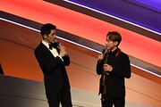 MCの谷中敦（東京スカパラダイスオーケストラ）と談笑する上野耕平。©CEIPA / MUSIC AWARDS JAPAN2025