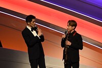 MCの谷中敦（東京スカパラダイスオーケストラ）と談笑する上野耕平。©CEIPA / MUSIC AWARDS JAPAN2025