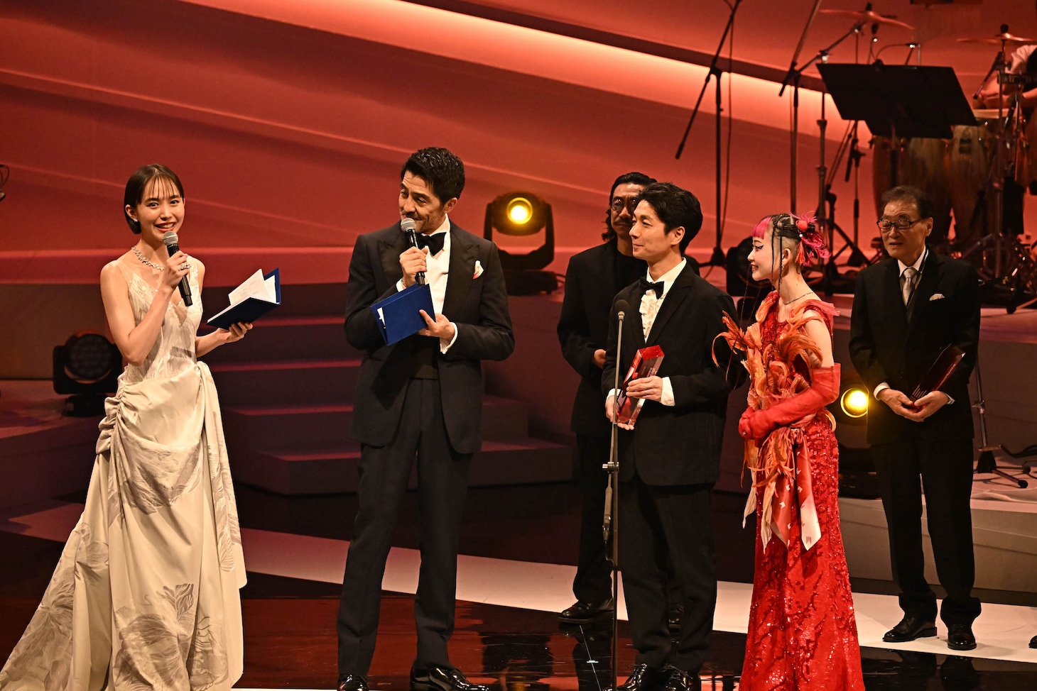 「最優秀ダンス・エレクトロニック楽曲賞 in association with JDDA」を受賞した水曜日のカンパネラ。©CEIPA / MUSIC AWARDS JAPAN2025
