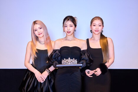 IS:SUEと時価10億円のティアラ「シューペルブ」。 ©LAPONE GIRLS