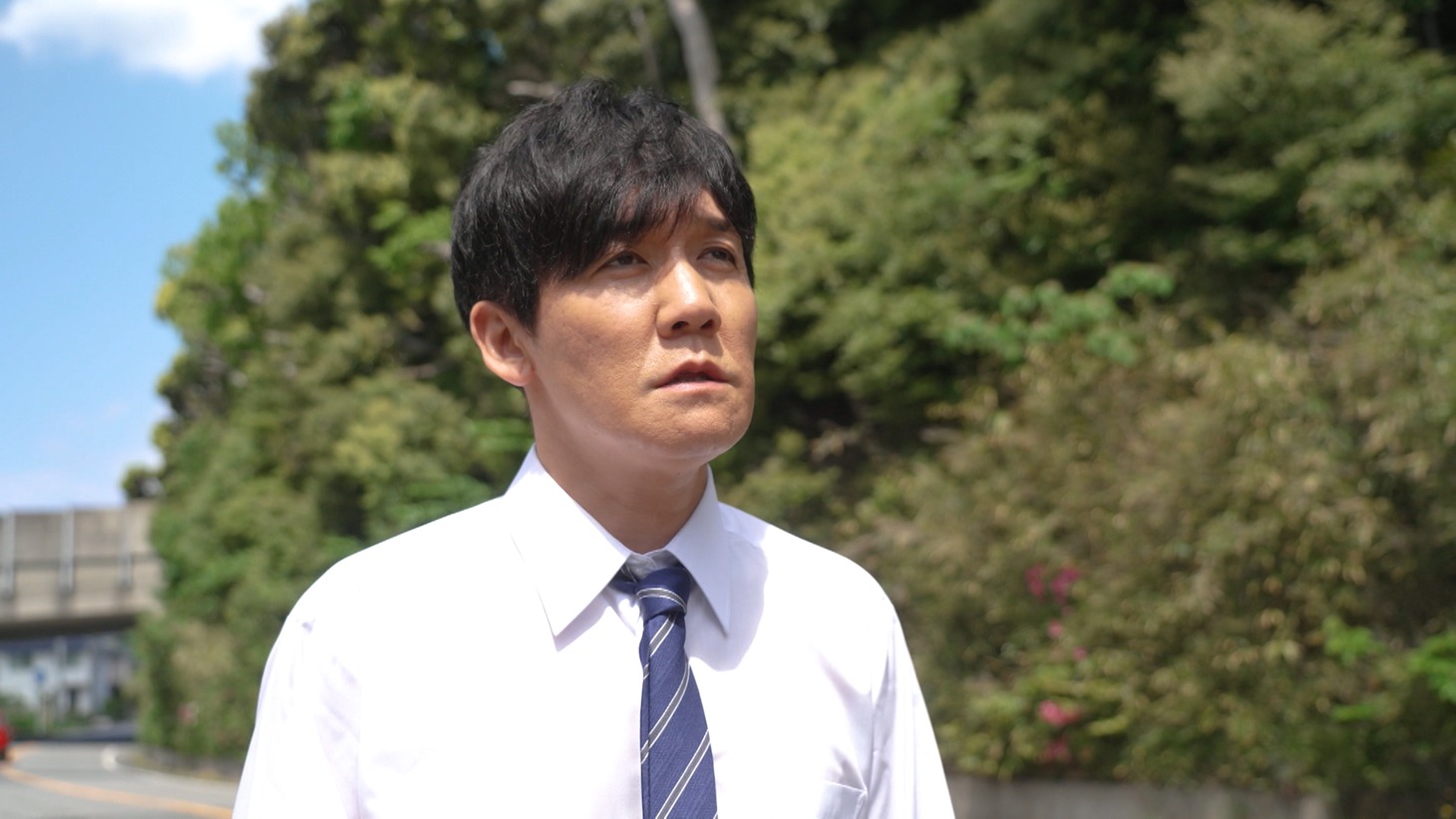 「突破交通事故鑑定人」より、山本浩司（タイムマシーン3号）。 ©日本テレビ