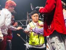 男性マネージャーが運んできたショットグラスで乾杯するD.O.L。（Photo by Kenya Tsunoda）