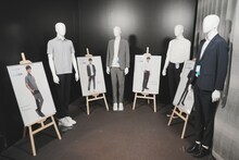 会場には岩田剛典のポスターとともに「はるやまNEW BIZ WEAR」がずらり。