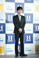 「はるやまNEW BIZ WEAR」を着用した岩田剛典。