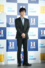 「はるやまNEW BIZ WEAR」を着用した岩田剛典。