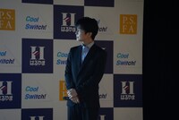 新CMを鑑賞する岩田剛典。