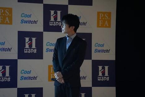 新CMを鑑賞する岩田剛典。