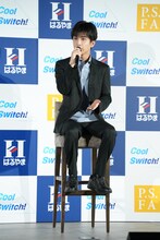 スツールに座って話す岩田剛典。