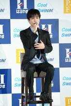 「はるやまNEW BIZ WEAR」の魅力を熱弁する岩田剛典。