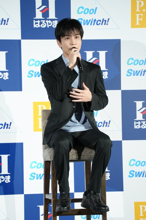 「はるやまNEW BIZ WEAR」の魅力を熱弁する岩田剛典。