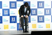 お辞儀をする岩田剛典。