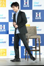 颯爽と席を立った岩田剛典。