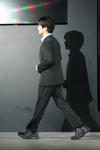 退場する岩田剛典。