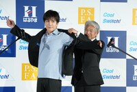 はるやま商事の治山正史会長にジャケットを着せてもらう岩田剛典。