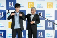 はるやま商事の治山正史会長にジャケットを着させてもらった岩田剛典。