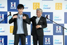 はるやま商事の治山正史会長にジャケットを着させてもらった岩田剛典。