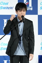 「Cool Switch!!」とガッツポーズを披露する岩田剛典。