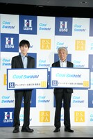 左から岩田剛典、はるやま商事の治山正史会長。