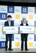 左から岩田剛典、はるやま商事の治山正史会長。