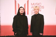 レッドカーペットに登場したCreepy Nuts。