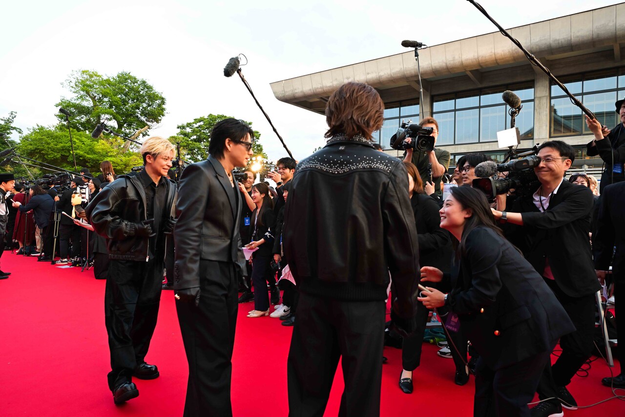 インタビューに応じるNumber_i。©CEIPA /MUSIC AWARDS JAPAN2025