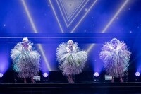 観客の度肝を抜くド派手衣装で登場した星屑スキャット。（Photo by TOMO[TWEETY]）