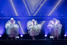 観客の度肝を抜くド派手衣装で登場した星屑スキャット。（Photo by TOMO[TWEETY]）