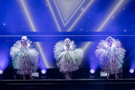 観客の度肝を抜くド派手衣装で登場した星屑スキャット。（Photo by TOMO[TWEETY]）