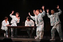 焼き鳥屋で食事をしようとする7ORDER。