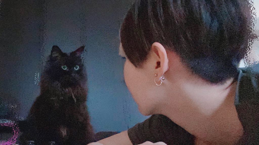 常に雫を見るビビ。