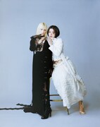 橋本愛と池田エライザ。（撮影：岩本幸一郎［KiKi inc.］）