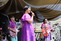 White Shoes & The Couples CompanyのAprilia Apsari（Vo）、Saleh Husein（EG）、Ricky Surya Virgana（B）。