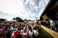 U-zhaan×環ROY×鎮座DOPENESSのステージの様子。