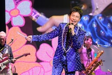 ペンライトを振る郷ひろみ。（撮影：大平晋也）