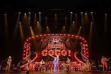 郷ひろみのツアー初日公演の様子。（撮影：大平晋也）