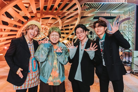 「テレビ×ミセス」よりMrs. GREEN APPLEとこっちのけんと。 ©TBS / 撮影：もろんのん