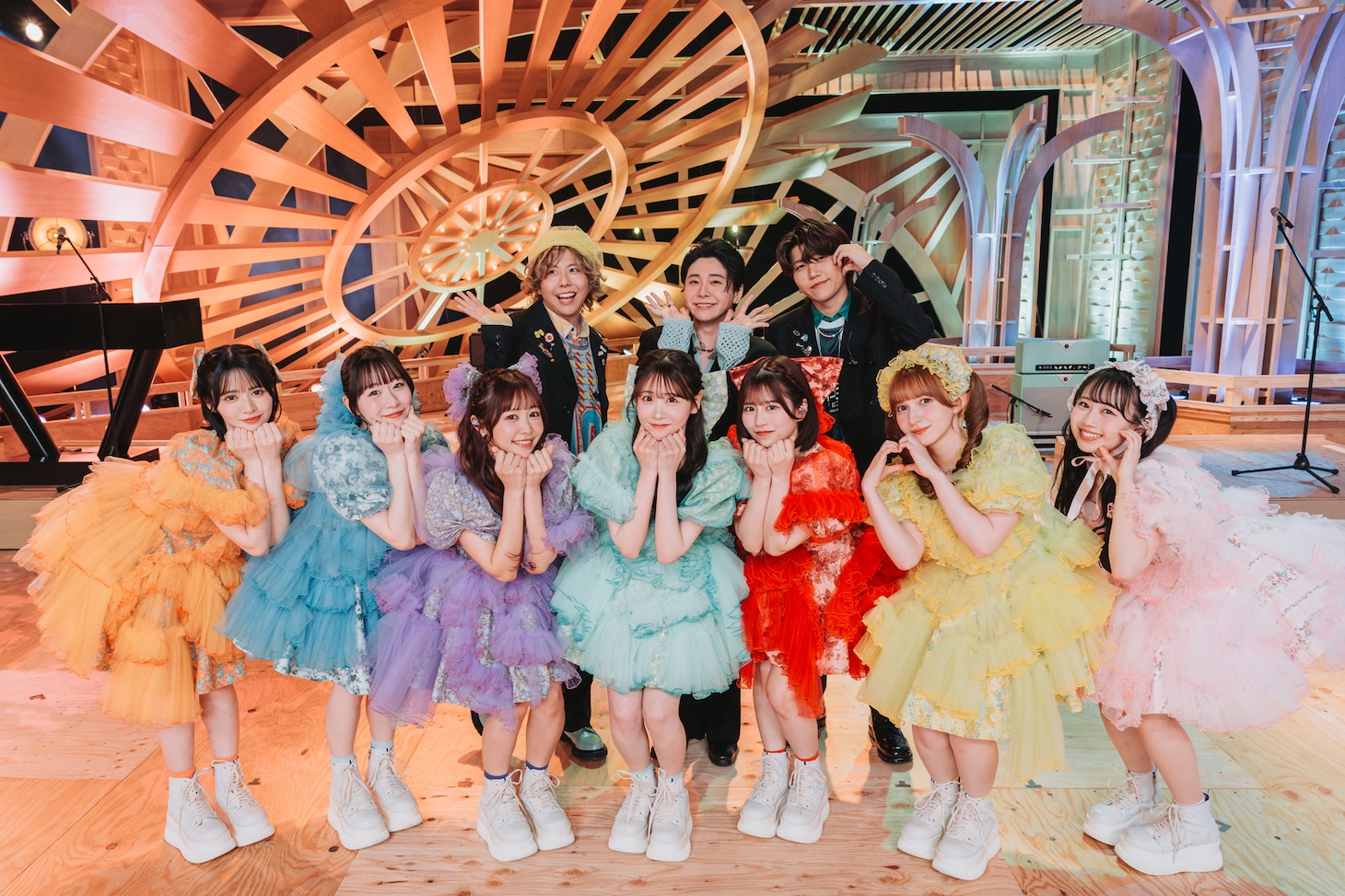 「テレビ×ミセス」よりMrs. GREEN APPLEとFRUITS ZIPPER。 ©TBS / 撮影：もろんのん