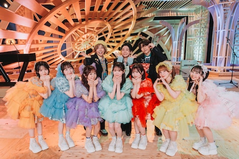 「テレビ×ミセス」よりMrs. GREEN APPLEとFRUITS ZIPPER。 ©TBS / 撮影：もろんのん