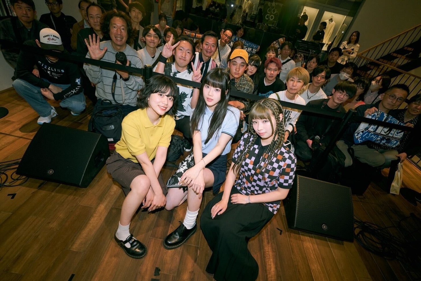 観客と記念撮影するSabrina、かわにしなつき、#KTCHAN。