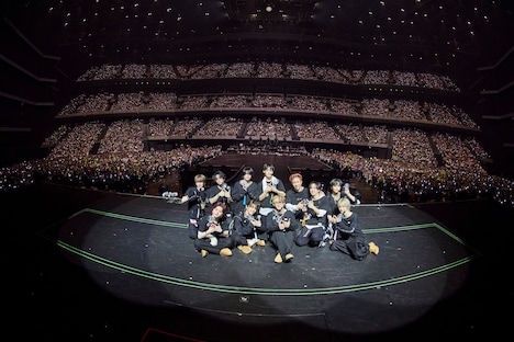 INIとMINI（INIファンの呼称）。「2025 INI 3RD ARENA LIVE TOUR [XQUARE]」より。©LAPONE ENTERTAINMENT