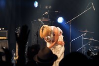 フロアにお辞儀をする岸本ゆめの。（撮影：土屋恵介）