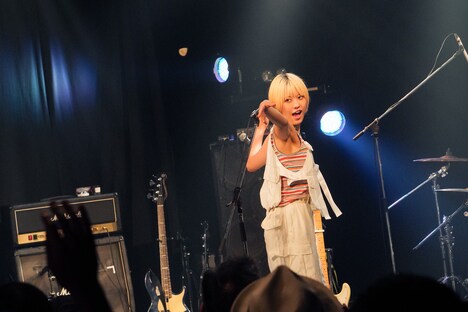 フロアにピックを投げる岸本ゆめの。（撮影：土屋恵介）