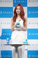 入念に手を拭き、泡職人になるべく気合いを入れるジゼル。