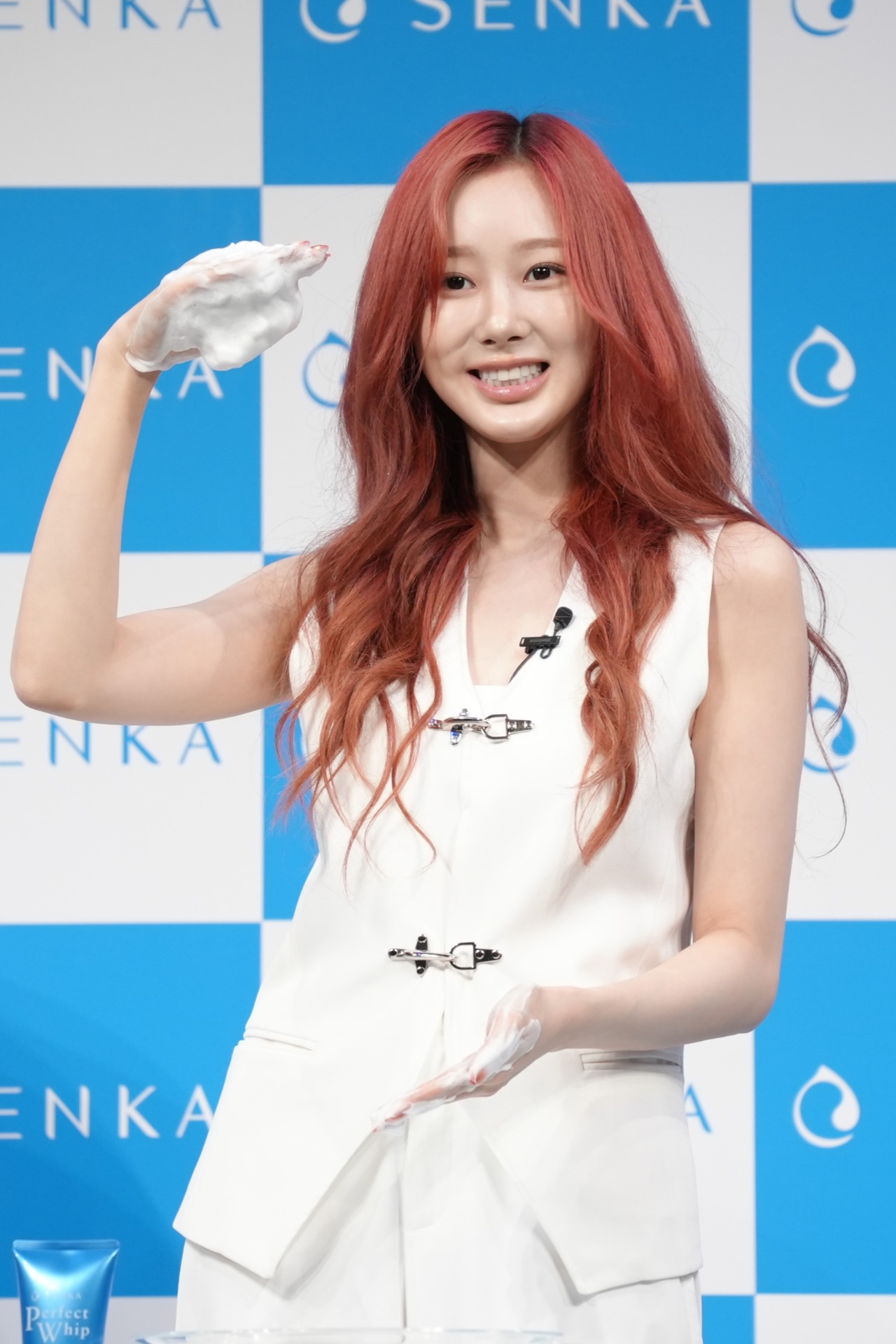 ミクロ美容泡をアピールするジゼル。