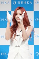 ミクロ美容泡のもっちり感を伝えるジゼル。