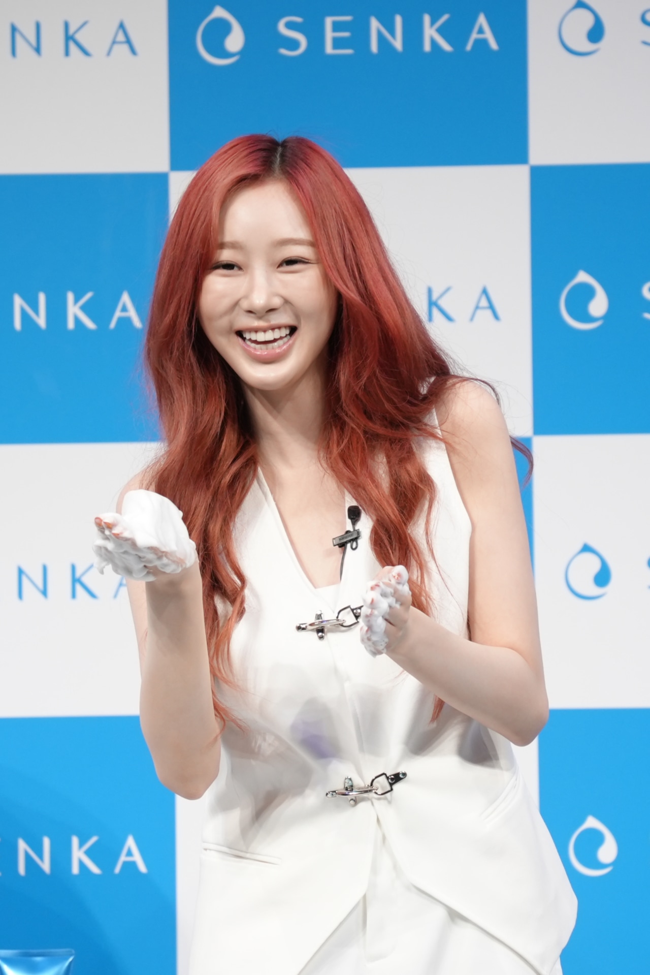 ミクロ美容泡のふわふわの感触に思わず笑顔になるジゼル。